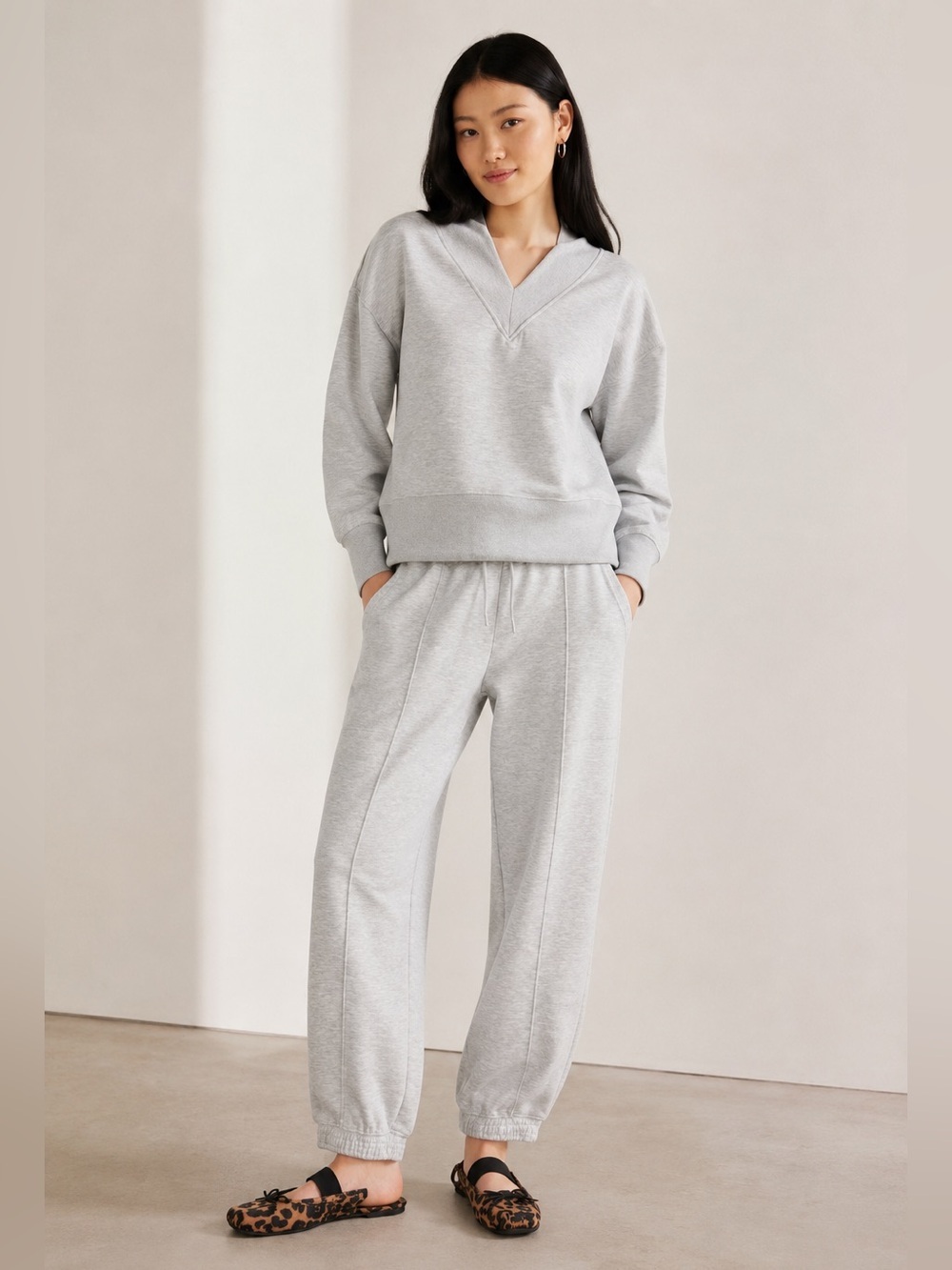 Scoop SET Scuba knit Barrel Joggers and V neck SZ XS Gray Activewear Soft